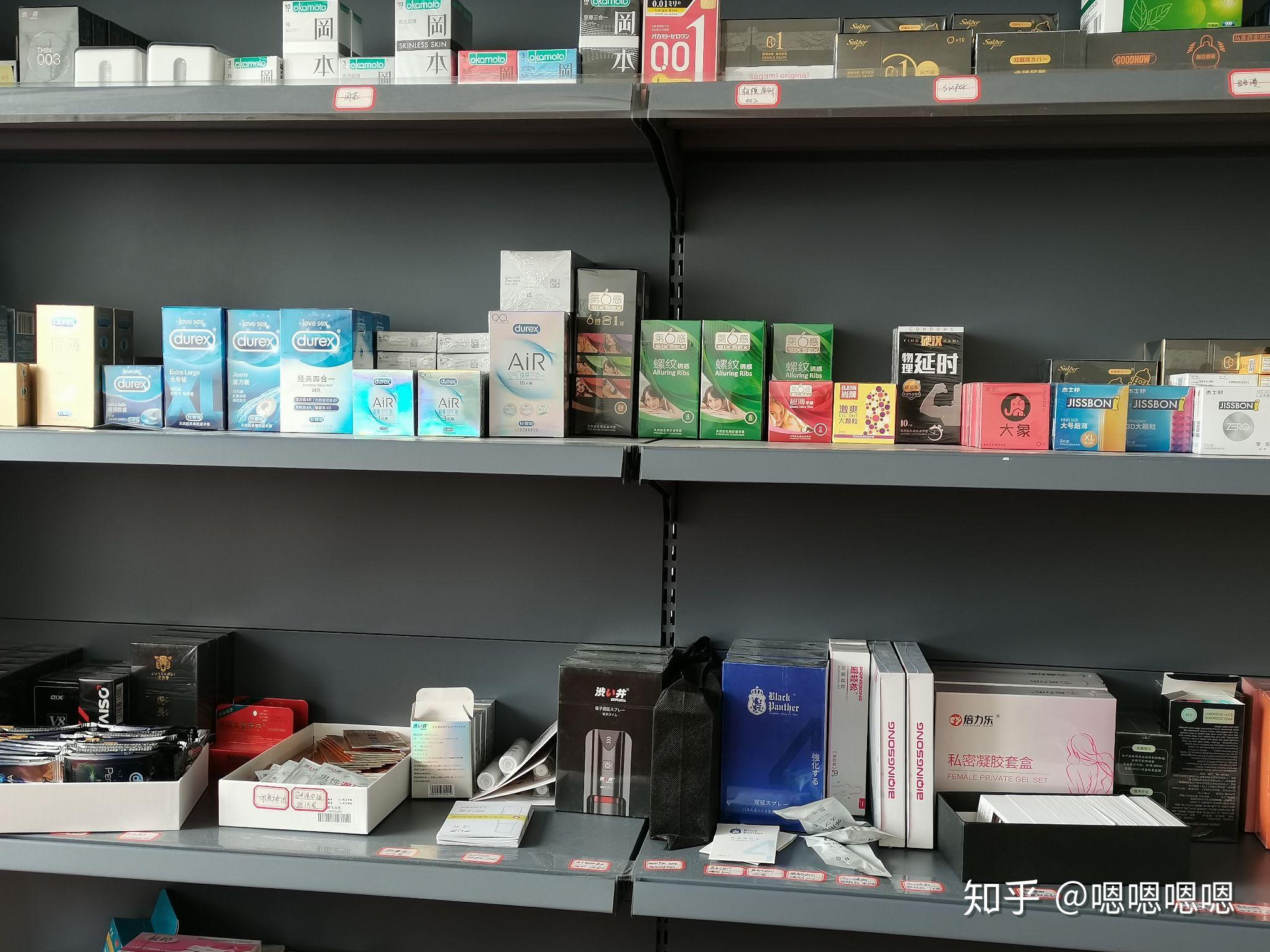 跟爸妈一起逛超市,路过超市货架,看到计生用品全场五折,两眼放光,被